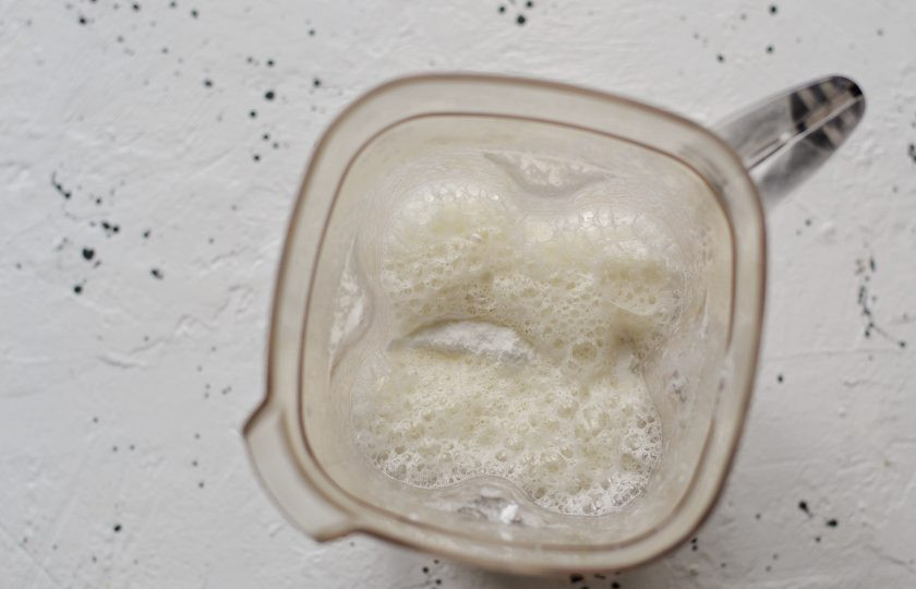 1. Этап. Дынный коктейль: Добавьте мороженое и взбейте ещё раз коктейль на высокой скорости. Затем перелейте в стакан.