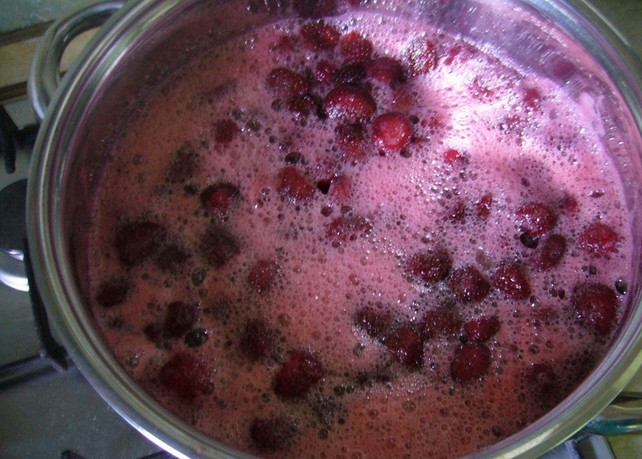 1. Этап. Клубничное варенье с целыми ягодами: 3. Вот так выглядит клубника на следующий день. Ставим её на маленький огонь, доводим до кипения, снимаем пенку и сразу же выключаем плиту.