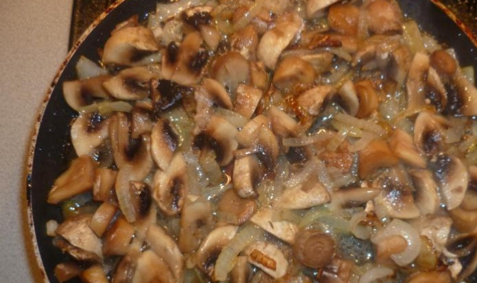 1. Этап. Жульен в тарталетках в микроволновке: Обжариваем на масле лук до мягкости, добавляем грибы и обжариваем все вместе, 8-10 минут.