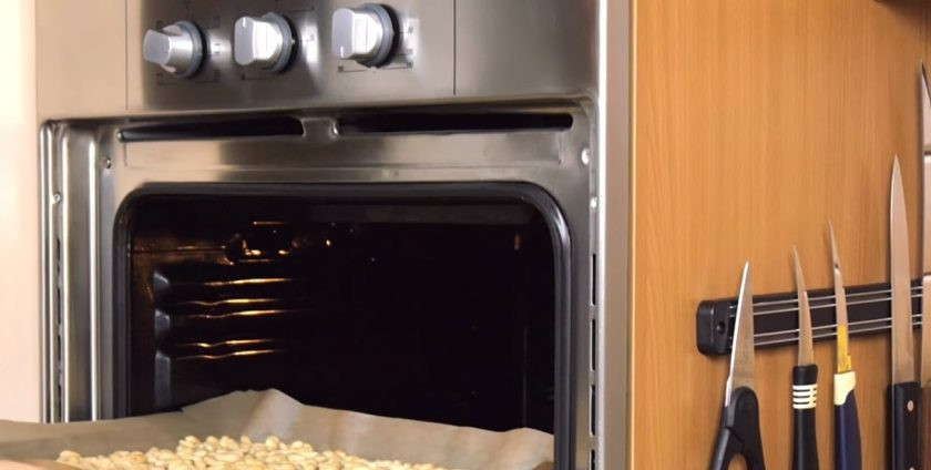 1. Этап. Торт Сникерс с соленой карамелью: 3. Оставьте корж в форме на 15 минут, после чего извлеките, не снимая с бумаги, остудите на полотенце. Хорошо промытый арахис обсушите бумажными полотенцами и распределите по противню, выстеленному бумагой для выпечки.