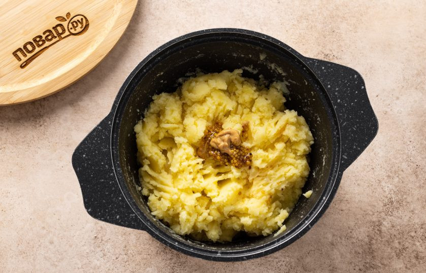 1. Этап. Картофельное пюре с горчицей: В конце добавьте оба вида горчицы и ещё раз перемешайте.