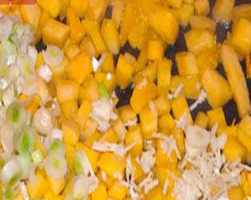 1. Этап. Творожные плюшки Бешеная тыква: 1. В первую очередь приготовим тыкву. Нарезаем ее мелкими кубиками. Затем очищаем лук и нарезаем его колечками. Чеснок мелко нарезаем или выдавливаем его на чеснокодавилке. Все перечисленные ингредиенты обжариваем на сковороде с разогретым подсолнечным маслом. Обжариваем минут десять затем остужаем.