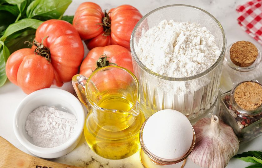 1. Этап. Томатные оладьи: Подготовьте все ингредиенты. Зелень можете взять совершенно любую, у меня сегодня базилик.