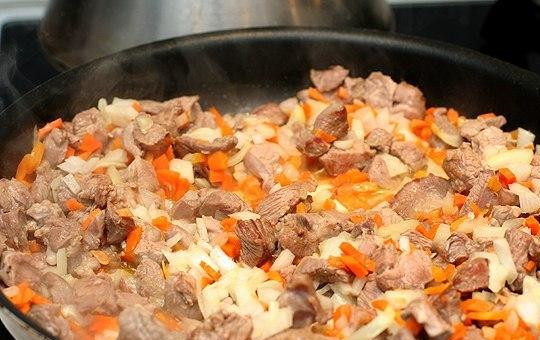 1. Этап. Мясо в армянском лаваше: Затем в ту же сковороду кладем мелко нарезанные лук и морковь. Обжариваем, помешивая, 2-3 минуты.