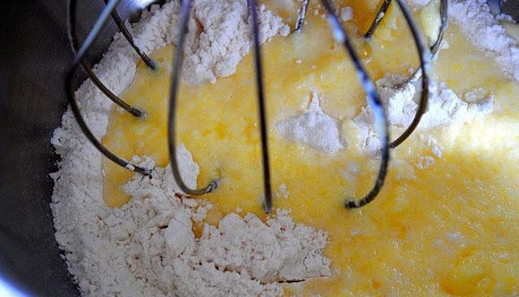 1. Этап. Китайский кляр: 3. Добавляем постепенно муку и продолжаем взбивать. В конце вводим крахмал и сливочное масло. Взбиваем до однородной консистенции.