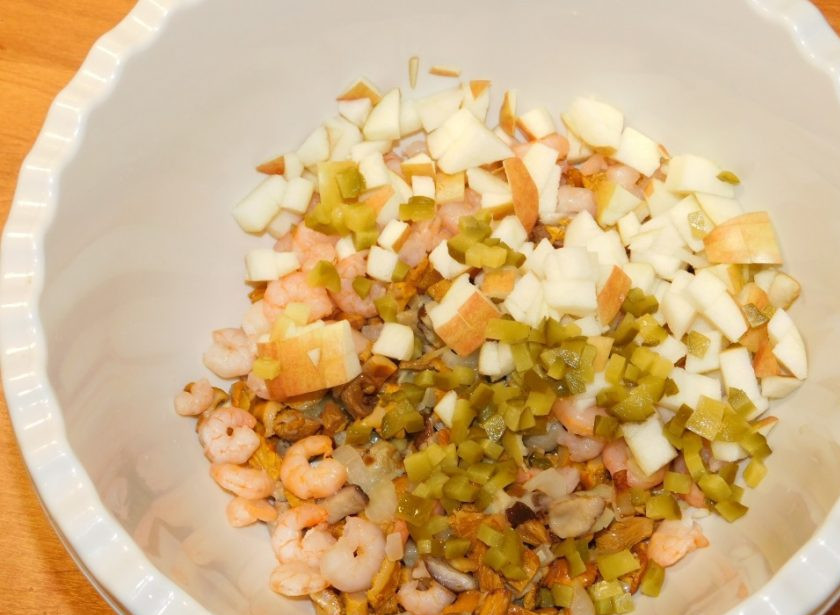 1. Этап. Салат Изумительный: Добавьте нарезанные яблоки и маринованные огурцы.