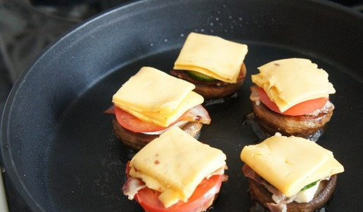 1. Этап. Мини-бургеры из шампиньонов: Полоску сыра 