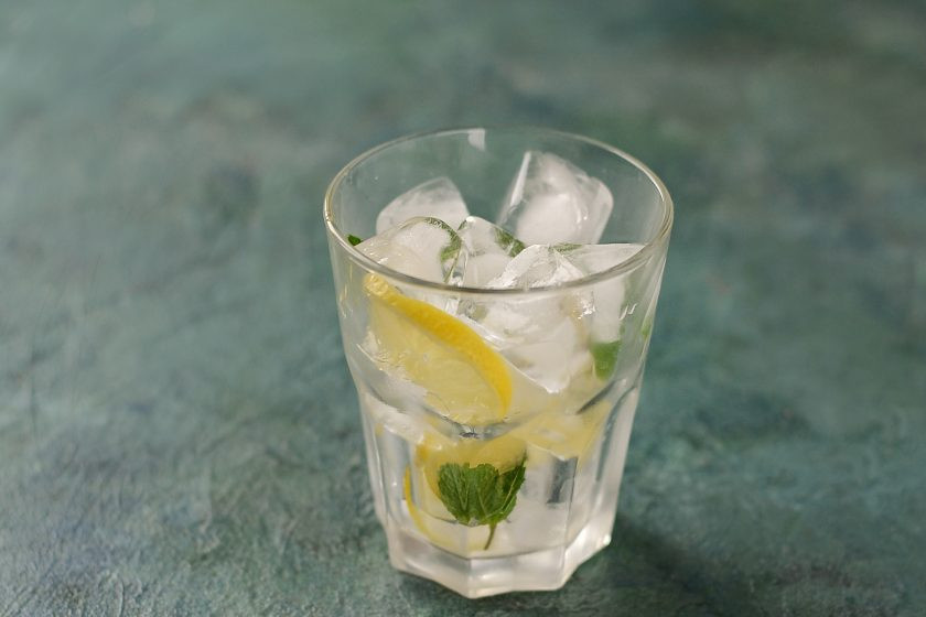 1. Этап. Ромашковый лимонад: В стакан добавьте лед, лимон и листья мяты.