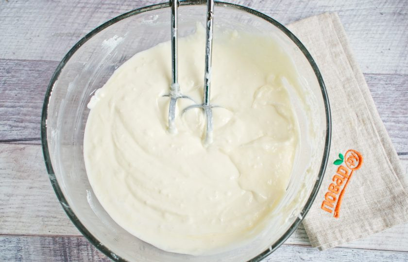 1. Этап. Кокосовый чизкейк: Добавьте сметану, сливки, лимонный сок и кокосовую стружку, перемешайте. Добавьте крахмал и снова перемешайте.