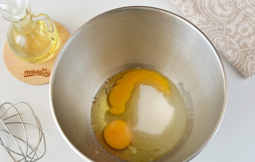 1. Этап. Тыквенные кексы: В чашу миксера выложите сахар и яйца. Взбивайте до пышной светлой массы.
