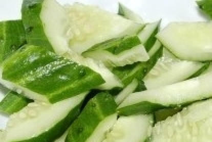 1. Этап. Салат греческий с бальзамическим уксусом: Первым делом вымоем и нарежем огурцы - не слишком мелко, ведь мы готовим 