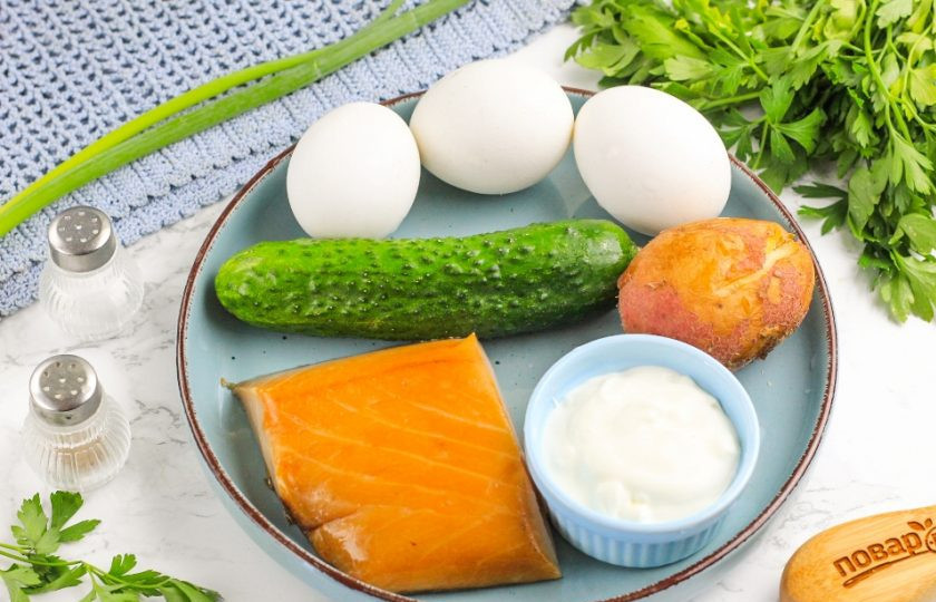 1. Этап. Салат с масляной рыбой: Подготовьте указанные продукты. Тщательно промойте огурец, срежьте хвостики с овоща. Очистите кожуру отварного картофеля и скорлупу отварных куриных яиц.