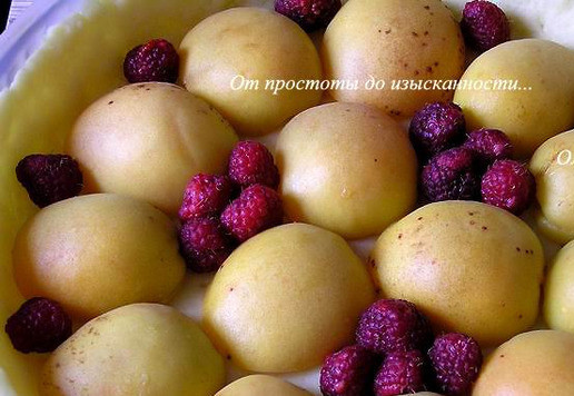 1. Этап. Пирог с абрикосами и малиной: Выложите абрикосы на тесто малиной вниз. Добавьте оставшуюся малину.