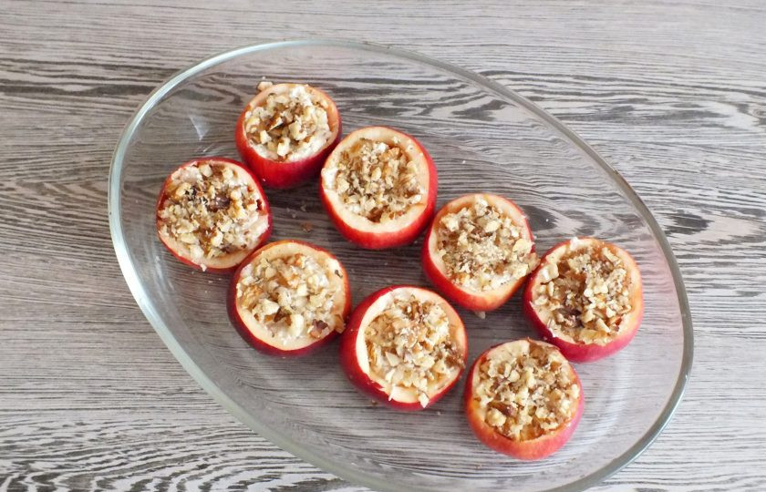 1. Этап. Яблоки запеченные с творогом, орехами и мёдом: Начинку посыпьте дроблеными орехами и корицей. Поставьте в разогретую до 180 градусов духовку на 20-25 минут. Учитывайте особенности своей духовки.