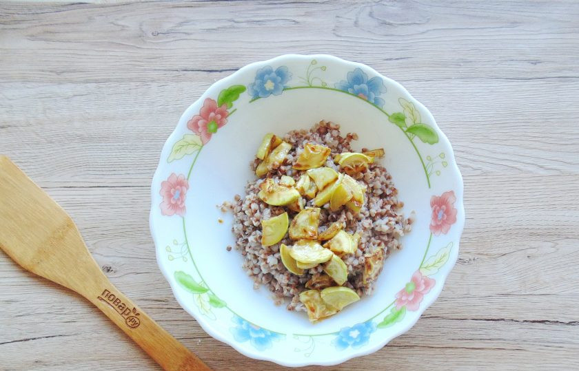 1. Этап. Салат с гречкой и овощами: В салатник выложите отварную гречку, добавьте жареный кабачок.