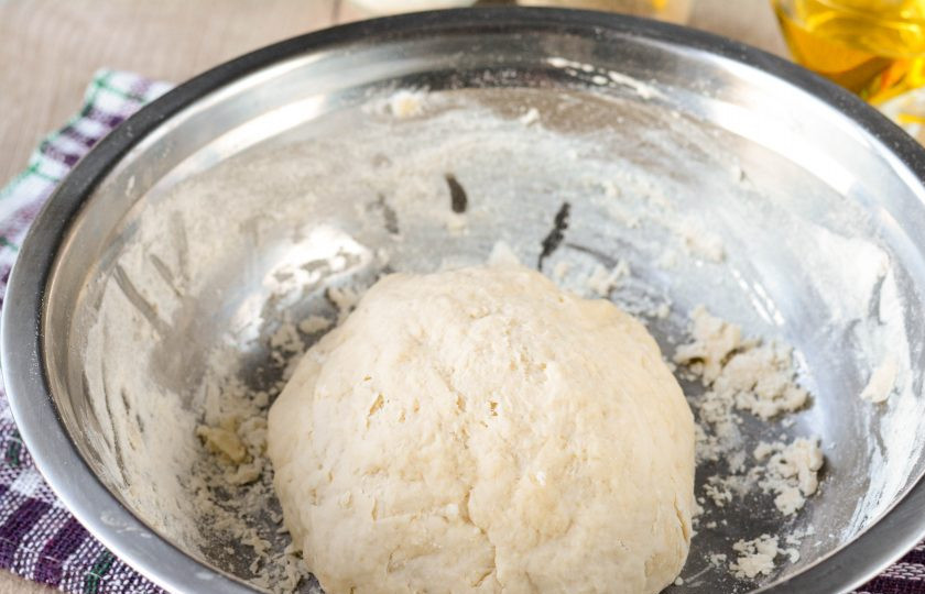 1. Этап. Жареные пирожки на заварном тесте: Замесите упругое, мягкое, эластичное тесто, оно не должно прилипать к рукам. Отставьте в сторону миску с тестом и прикройте полотенцем. Тем временем займитесь начинкой. Ее можно приготовить из картофеля, капусты или жареных грибов, на ваш вкус.