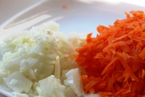 1. Этап. Простой суп из чечевицы: Мелко нарежьте лук, морковь потрите.