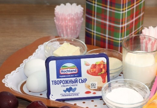 1. Этап. Кекс с кремом из творожного сыра: 1. Продукты для приготовления. Сливу без косточек и кожуры, делим на 4 части.