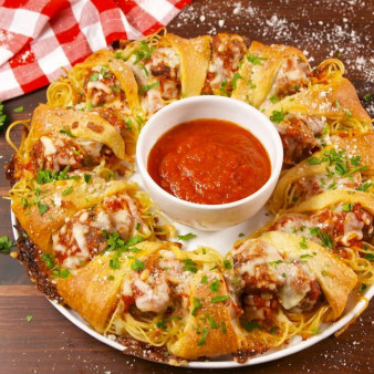 Spaghetti & Meatball Ring