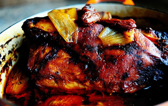 1. Этап. Рулетики с запеченной свининой: 3. Посыпьте мясо сахаром и поставьте на медленный огонь готовиться в течение 6 часов.