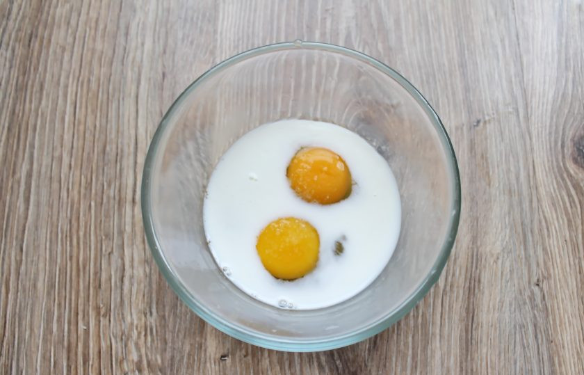 1. Этап. Картофель по-княжески: В миску вбейте яйца, влейте молоко, посолите и перемешайте вилкой до однородности.