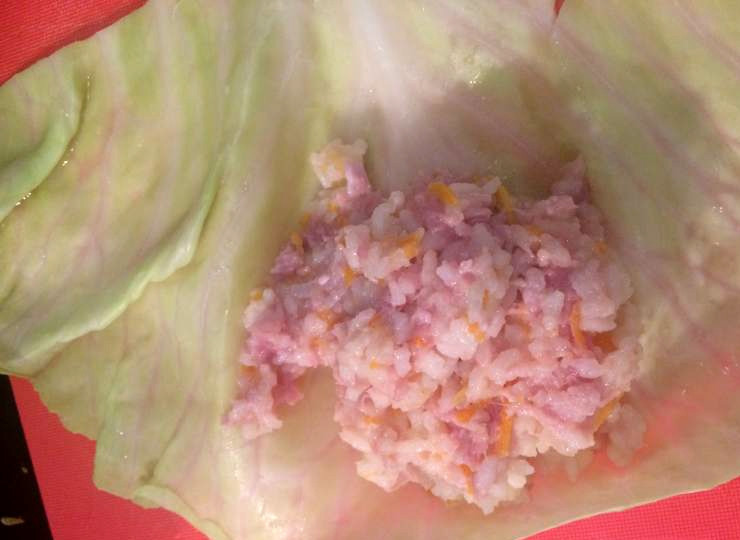 1. Этап. Голубцы из индейки: Капусту моем в прохладной воде. Отделяем аккуратно листья. Заливаем их кипятком на 5-10 минут. Остужаем слегка. Начиняем листья капусты приготовленным фаршем.