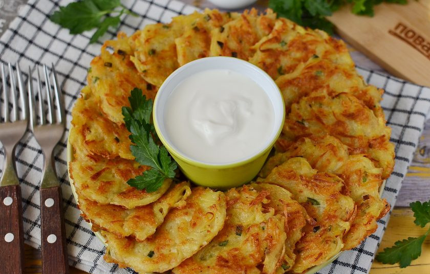 1. Этап. Вкусные картофельные драники: Готовые драники подавайте горячими со сметаной. Приятного аппетита!