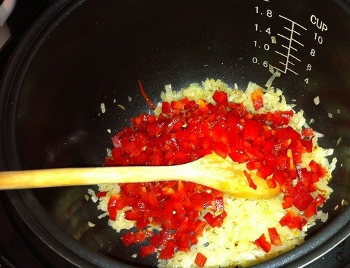 1. Этап. Баклажанная икра в мультиварке: Болгарский перец вымойте и очистите от семечек. Нарежьте небольшими кубиками. Положите перец к луку, обжаривайте пять минут постоянно помешивая, чтобы овощи не подгорели.