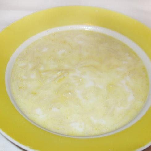 1. Этап. Молочный суп с вермишелью: 3. Готовый суп разлить по тарелкам, добавить в каждую порцию кусочек сливочного масла.