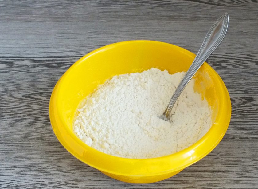 1. Этап. Мантапур: Всыпьте муку и замесите тесто. Количество муки может варьировать, поэтому всыпьте сначала указанный минимум, остальную подсыпайте частями, при замесе. Тесто должно получиться пластичным, податливым, незначительно прилипать к рукам.