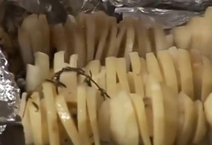 1. Этап. Картошка с салом на шампурах: После того, как вы несколько раз перевернули шампур и видите, что с фольги начинает капать жир, снимаем с огня и разворачиваем фольгу.