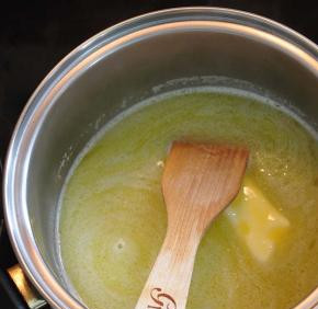 1. Этап. Булочки из заварного теста: 1. Заварное тесто готовится традиционным способом: растапливаем (но не кипятим!) маргарин.