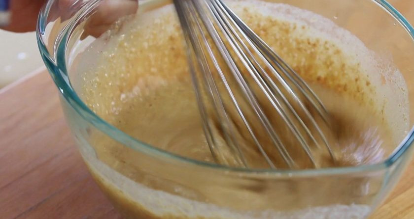 1. Этап. Гречневые блины с начинкой: 2. Затем добавьте яйца, масло и соль. Ингредиенты перемешайте в единую консистенцию.