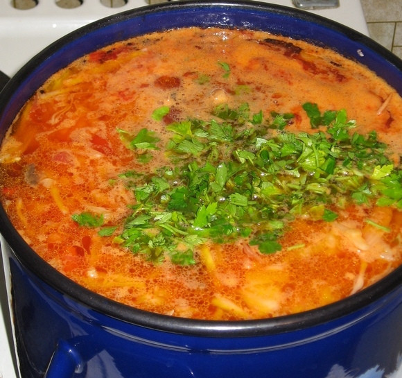 1. Этап. Постный борщ со свеклой: Добавьте в борщ приготовленную зажарку. Варите до готовности капусты. В конце добавьте мелко порезанную зелень (и можно немного чеснока для аромата).