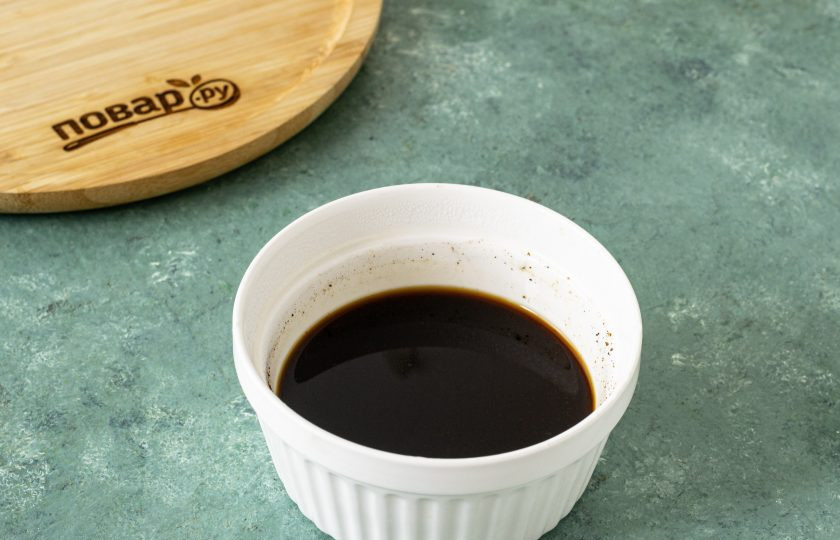 1. Этап. Солодовые хлебцы: Залейте горячей водой солод, накройте крышкой и оставьте так до полного остывания. Затем процедите через мелкое сито или марлю, чтобы остался только солодовый раствор.