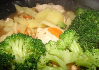 1. Этап. Рис с брокколи: Буквально через пару минут отправить в сковороду брокколи, перемешать и обжаривать минут 5-7 на среднем огне до полного выкипания жидкости.