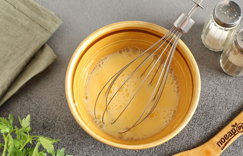 1. Этап. Салат с курицей и яйцами: Яйца взбейте с молоком. Посолите по вкусу.