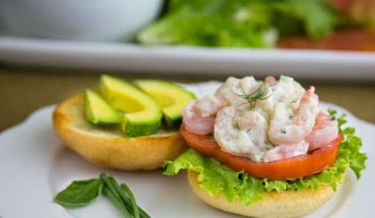 1. Этап. Салат с креветками и огурцами: Подать с булочками. Приятного аппетита!