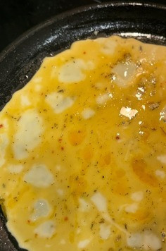 1. Этап. Омлет в лаваше-кругляше: Распределить по всей сковороде и подождать буквально 10-15 секунд, чтобы омлет 