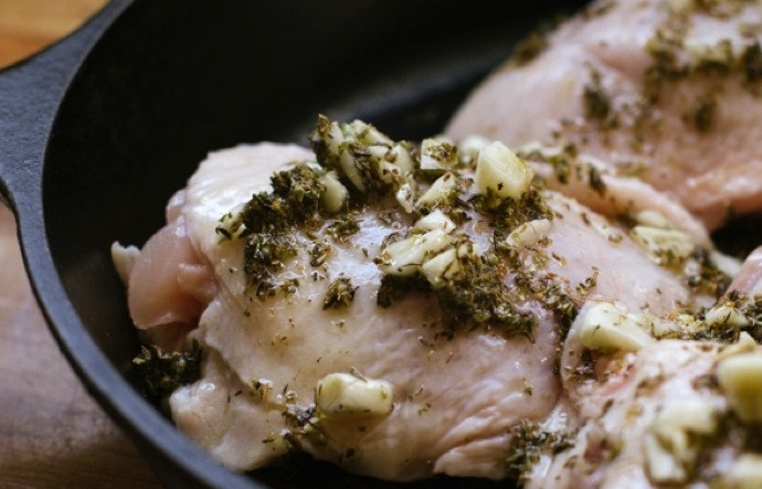 1. Этап. Куриные бедрышки в пряном соусе: 2. Поместите бедрышки на противень, полейте соусом.