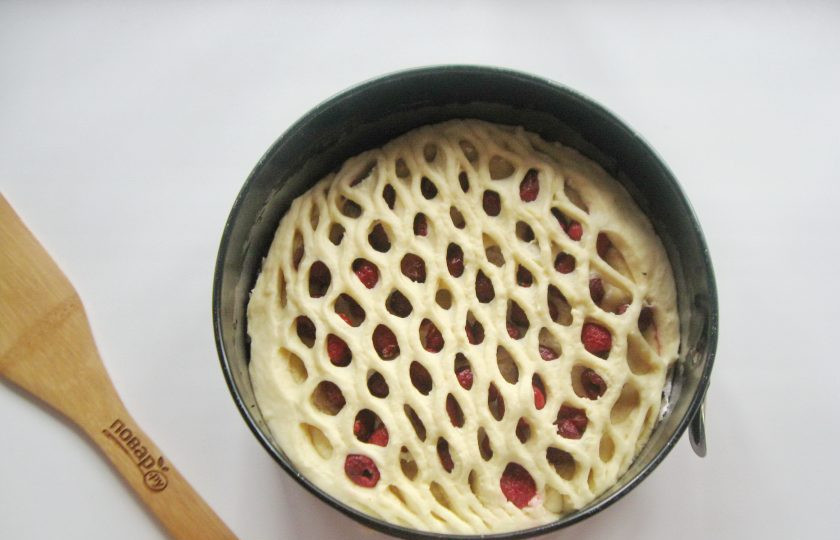 1. Этап. Дрожжевой пирог с малиной: Вторую часть теста тоже раскатайте и сделайте рисунок. У меня есть специальный валик для этой цели. Можно просто сделать надрезы ножом. А можно не делать надрезы на тесте. Оденьте бортик и дайте тесту расстояться 30-40 минут. После смажьте желтком и отправьте в духовку.