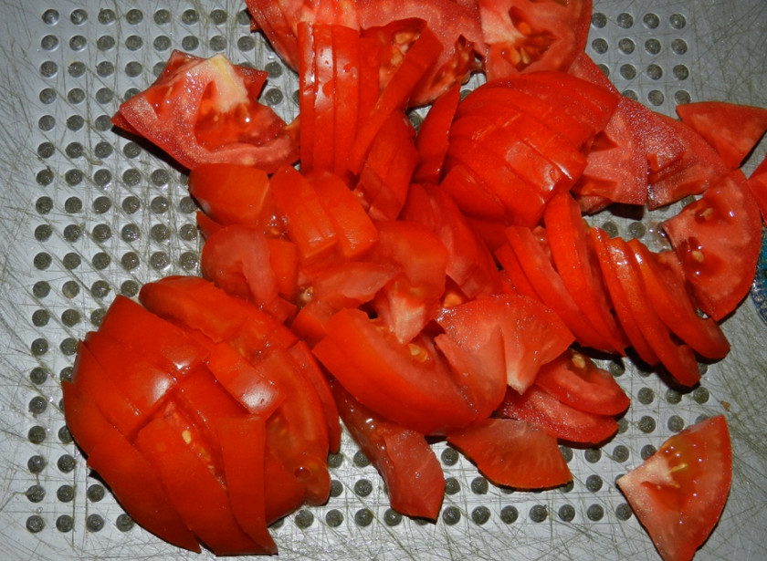 1. Этап. Шаурма из лаваша с курицей: 6. С помидорами точно также: вымыть, обсушить, нарезать.