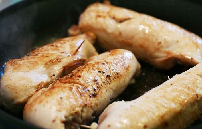 1. Этап. Куриный рулет с беконом: 5. В разогретой сковороде обжарьте рулетики со всех сторон до золотистой корочки. Отправьте сковороду в разогретый до 150 градусов духовой шкаф на 20 минут.