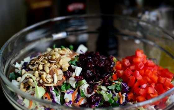 1. Этап. Салат из капусты с орехами: 5. В салатнице смешайте перец, салатный микс, клюкву и орехи.