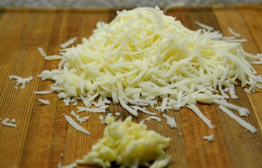 1. Этап. Фаршированные грибные шляпки: 4. Натрите сыр на мелкой терке и измельчите чеснок.