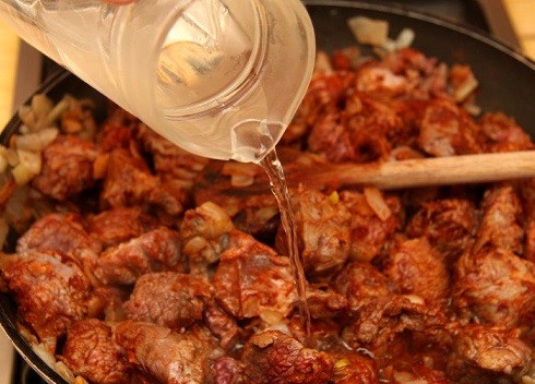 1. Этап. Говядина с овощами: Затем добавляем 150-200 мл воды и тмин. И тушим на небольшом огне практически до готовности мяса. Если жидкость сильно испаряется, добавляем воду или красное вино.