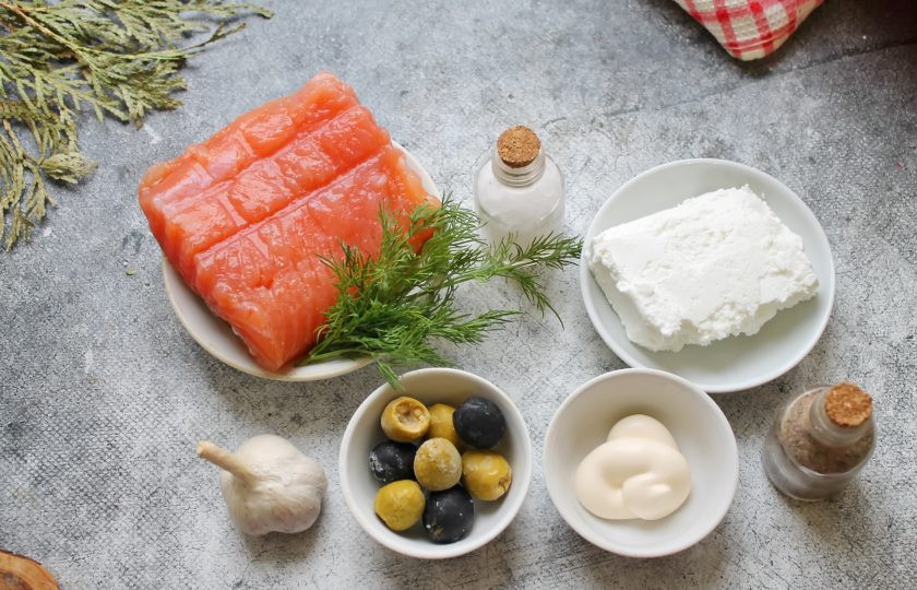 1. Этап. Рулетики с форелью и творогом: Подготовьте все необходимые ингредиенты для приготовления рулетиков с форелью и творогом.