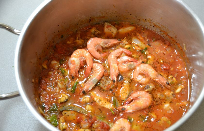 1. Этап. Зуппа ди пеше: Последними добавьте креветки и доведите суп до полной готовности.