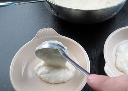 1. Этап. Сырные ньокки: На дно формы для запекания выложите несколько ложек соуса 