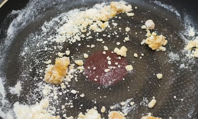 1. Этап. Соус из запеченного чеснока: Добавьте в сковороду муку, перемешайте, чтобы жидкость впиталась. Обжарьте до легкого золотистого цвета.